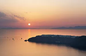 Related Images Tote Bag Collection: Sunset over Oia from Imerovigli, Santorini, Cyclades Islands, Greek Islands, Greece