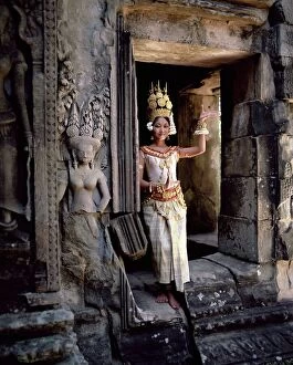 Iconic structures Fine Art Print Collection: Traditional Cambodian apsara dancer, temples of Angkor Wat, UNESCO World Heritage Site