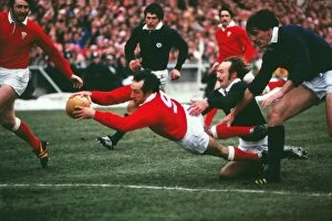 Cardiff Canvas Print Collection: Gareth Edwards scores his last try for Wales in 1978