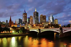 Melbourne Collection: City skyline of Melbourne at sunset and Princes Bridge over the Yarra River, Melbourne