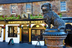 Scotland Mouse Mat Collection: Statue of Greyfriars Bobby and pub on Candlemaker Row, Edinburgh, Scotland