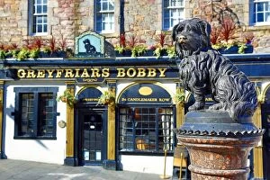 Skye Collection: Statue of the loyal Skye Terrier dog Greyfriars Bobby and pub of the same name in Edinburgh