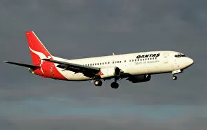 Boeing 737 Metal Print Collection: Boeing 737-400 Qantas landing approach into Melbourne