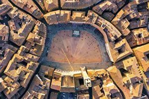 Cityscape paintings Fine Art Print Collection: Aerial view of Piazza Del Campo and Siena old town. Siena, Tuscany, Italy, Europe