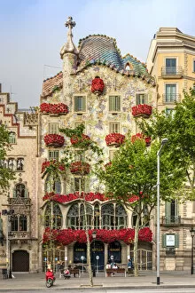 Monuments and landmarks Premium Framed Print Collection: Casa Batllo adorned with roses to celebrate La Diada de Sant Jordi or Saint George s