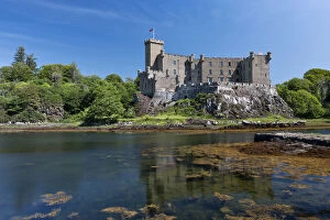 Nature landscapes Canvas Print Collection: Dunvegan castle, isle of Skye, Inner hebrides, Scotland