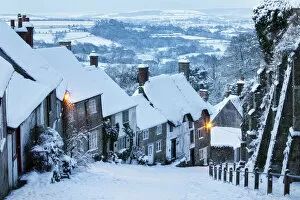 Shaftesbury Premium Framed Print Collection: Gold Hill in Winter, Shaftesbury, Dorset, England
