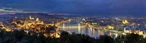 Hungary Jigsaw Puzzle Collection: Hungary, Budapest, Castle District, Royal Palace and Chain Bridge over River Danube