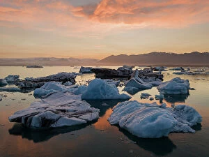 Iceland Photo Mug Collection: Summer sunset at Jokusarloon glacier Lagoon with many iceberg in the bay, Iceland
