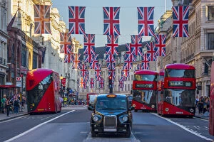 Streetscenes Collection: UK, England, London, West End, Regent Street