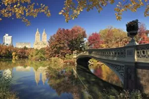 Central Park Canvas Print Collection: USA, New York City, Manhattan, Central Park, Bow Bridge