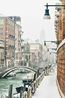 Venice Metal Print Collection: Venice, Veneto, Italy. Canal in Dorsoduro with snow