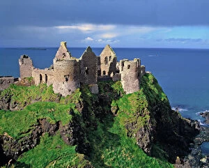 Ireland Mouse Mat Collection: Northern Ireland, County Antrim, Dunluce Castle. Picturesque Dunluce Castle attracts