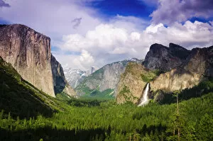 Person Collection: Yosemite Valley from Tunnel View, Yosemite National Park, California USA