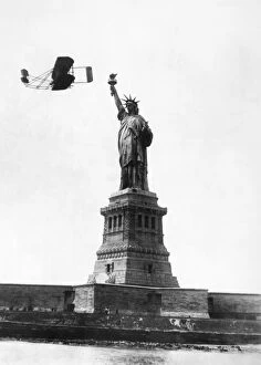 Aviation Premium Framed Print Collection: Wilbur Wright flying past the Statue of Liberty on his way from Governors Island to Grants Tomb