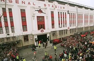 3 May 2006 Glass Place Mat Collection: Fans gather outside the East Stand on Avenell Road to watch the Arsenal team arrive at the stadium