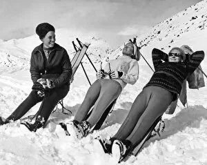 Underwood Archives Photo Mug Collection: Skiers Basking In The Sun