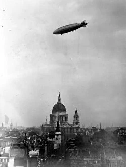 St Pauls Cathedral Premium Framed Print Collection: Airship R-101
