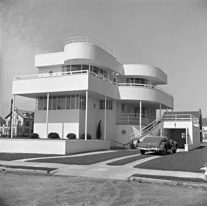 Art Deco Architecture Metal Print Collection: Art Deco beach house