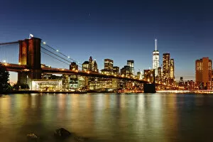 Brooklyn Bridge Poster Print Collection: Brooklyn bridge and Manhattan at night, New York