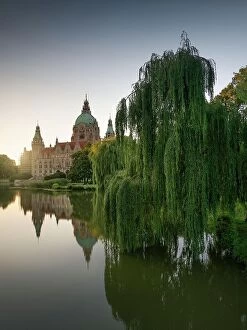 Evening Atmosphere Collection: City Hall of Hanover on Lake Maschsee, Hanover, Germany