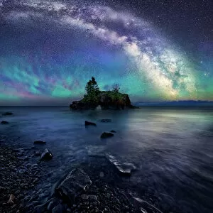 Space exploration Collection: Milky Way Over Hollow Rock