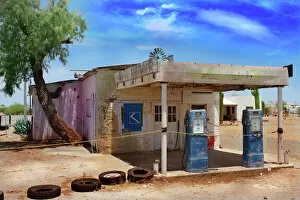 Cactus Mouse Metal Print Collection: Old abandoned gas station in Arizona desert