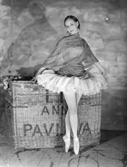 Fine art Premium Framed Print Collection: Prima Ballerina Russian Ballet Dancer Anna Pavlova