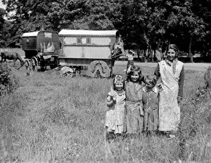 Caravan Collection: Romany gypsy girls posing outside their caravans on Epsom Downs during the Epsom