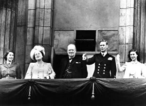 Black and White Premium Framed Print Collection: VE day. Winston churchill with the Royal Family on the balcony of Buckingham Palace