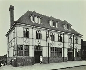 Suburb Collection: Bellingham Estate: exterior of the Fellowship Inn public house, London, 1925 (b / w photo)