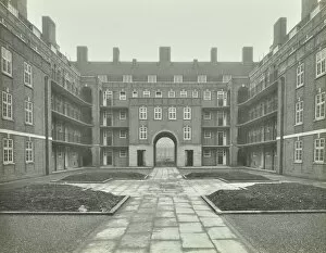 Wandsworth Photo Mug Collection: East Hill Estate: exterior of Newlyn House, courtyard and flats, London, 1928 (b / w photo)