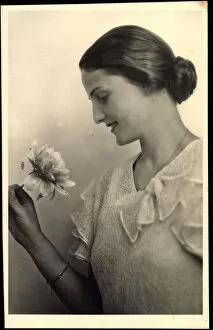 Photo Ak Princess Eleonore of Bavaria with a flower in hand