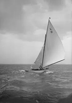 Cowes Collection: The 6 Metre Womba II running downwind, 1913. Creator: Kirk & Sons of Cowes