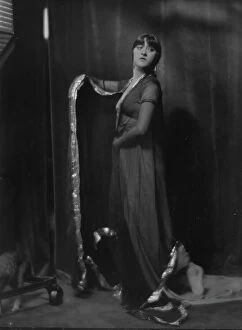 Janka Deutsch Collection: Dolly sister, portrait photograph, 1916. Creator: Arnold Genthe