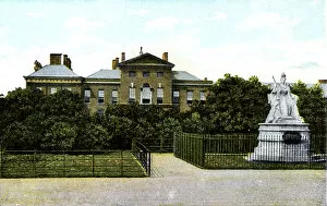 Victoria Park Collection: Kensington Palace and Queen Victorias Statue, London, 20th Century