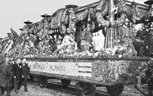Coffins Collection: Le 'Soldat Inconnu' italien; le wagon decouvert, somtueusement decore, qui transporta... 1921