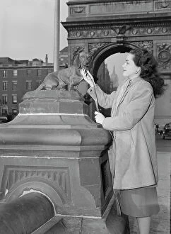 Washington Arch Collection: Portrait of Ann Hathaway, Washington Square, New York, N.Y. ca. May 1947