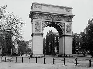 Plaza Collection: Washington Arch, Washington Square, New York, N.Y. c1901. Creator: Unknown