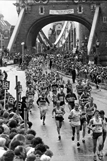 Marathon Collection: London Marathon 1986 - Runners leaving Tower Bridge