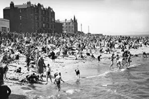 Edinburgh Framed Print Collection: Portobello Beach in Edinburgh 1951