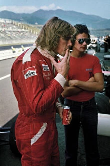 Huntly Collection: 1976 Japanese Grand Prix: James Hunt with 500cc motorcycle rider Barry Sheene, portrait