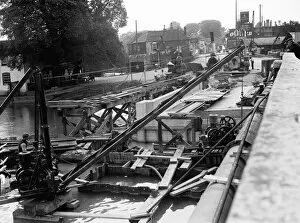Hillingdon Collection: Colne Bridge rebuilding, Uxbridge 1936