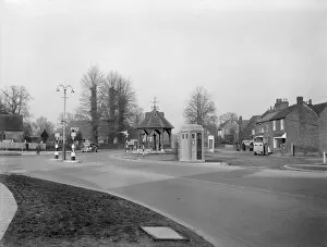 Hillingdon Collection: Ickenham village, the pump 1936