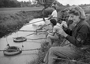 Eel Jigsaw Puzzle Collection: Land Army girls learning the acient art of eel clotting near Axbridge, Somerset