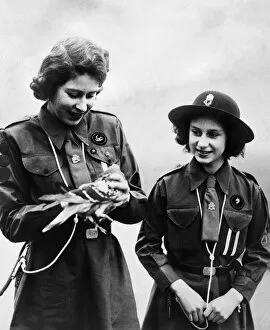 Pigeon Collection: Queen Elizabeth II, Girl Guides Princess Elizabeth and Princess Margaret about to send a