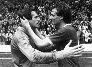 00236 Mouse Mat Collection: Ray Clemence (left) Tottenham Hotspur goalkeeper congratulates former teammate Phil