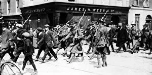 Dublin Mouse Mat Collection: Rebel prisoners being marched out of Dublin by British Soldiers May 1916 The