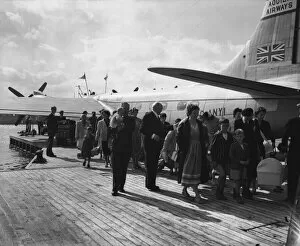 Suez Photographic Print Collection: Suez Crisis 1956 British civillians evacuated from Egypt arrive at Southampton by