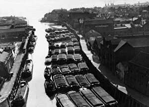 Humberside Glass Coaster Collection: Tugs, lighters and barges moored to the staithes awaiting to unload their goods into